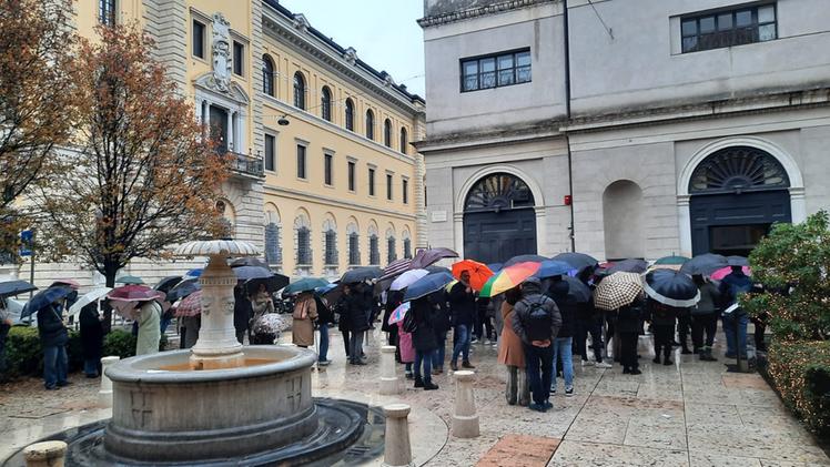 La pioggia battente non ferma i visitatori al centro storico e al cortile di Giulietta
