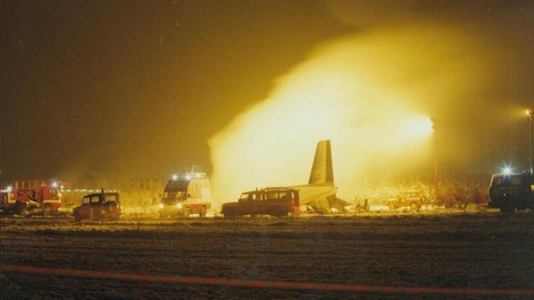 I soccorritori davanti all'aereo in fiamme