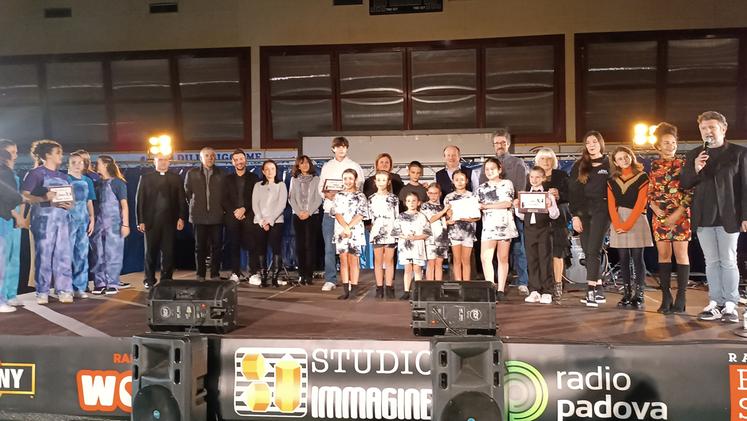 Il gruppo di vincitori, presentatori e organizzatori Talent Show 2022 al palasport di Colognola