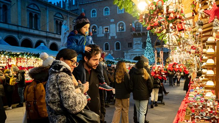 Folla ai mercatini di Natale, l’edizione 2022 ha segnato uno dei record quanto a visitatori (Marchiori)
