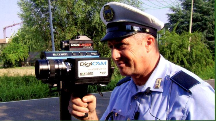 Agente della polizia locale di Legnago con il telelaser