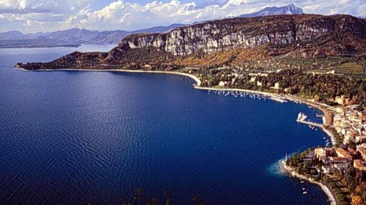 Una veduta del lago di Garda: sono quattro i comuni veronesi che bevo l’acqua del lago. Più cinque bresciani