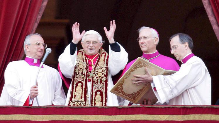 Monsignor Boarotto a lato di papa Ratzinger (è quello più a destra)