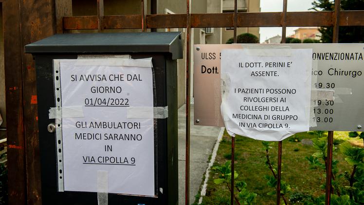 Dopo l'arresto sono stati affissi cartelli per avvisare della chiusura dello studio medico di Michele Perini