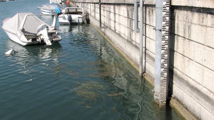 Peschiera: l’idrometro che segna il livello dell'acqua del lago di Garda