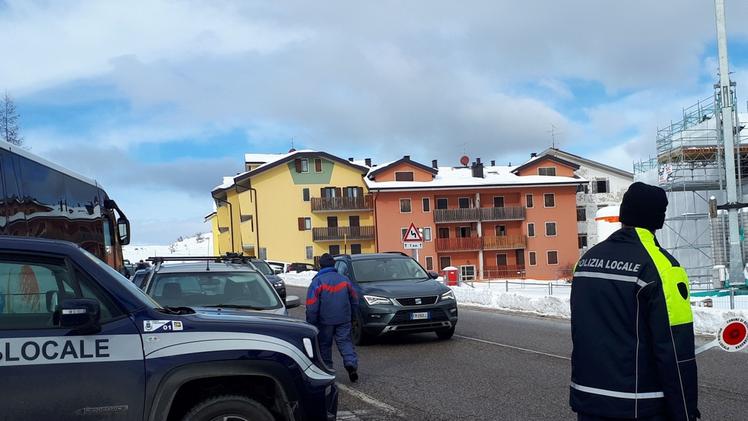 La vallata di San Giorgio carica di neve e piena di turisti e, soprattutto, di tanti bambini con gli slittiniL’agente di polizia locale che ha gestito l’afflusso a Bosco Chiesanuova