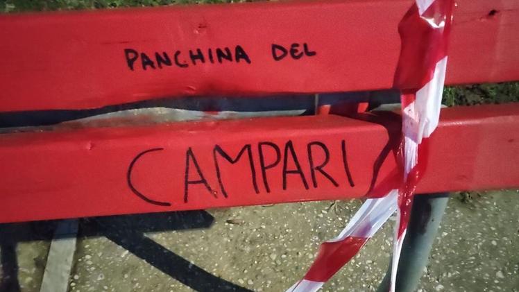 Vandali Imbrattata la panchina antiviolenza in Borgo Santa Croce