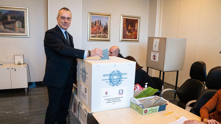 Flavio Pasini, 59 anni, sindaco di Nogara, ieri al voto nella sede della Provincia (Marchiori)