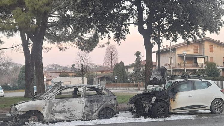 Le due auto bruciate vicino al parco Ichenhausen a Valeggio