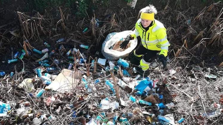 Distesa di rifiuti Il fosso  ripulito dalla volontaria ambientale Lucia Bellato