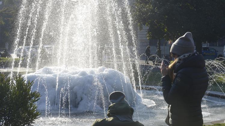 La fontana di piazza Bra con il suo «cuore» ghiacciato: era l'8 gennaio 2017. Quella che sta per cominciare sarà la settimana più fredda del "caldo" autunno 2023