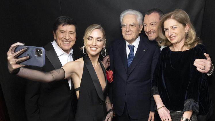 Il selfie di Chiara Ferragni con il presidente Mattarella, la figlia Laura e gli altri conduttori del Festival