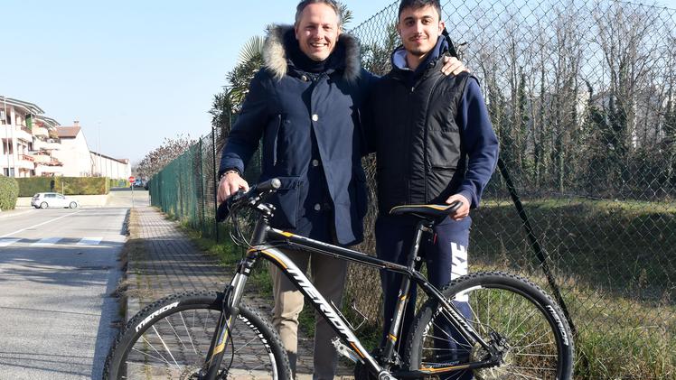 Herald Bici insieme a Nicola Corradini che gli ha regalato la bicicletta (Diennefoto)