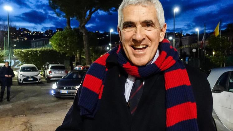 La passione per il calcio Pier Ferdinando Casini, 67 anni, con la sciarpa rossoblù del Bologna, di cui è grande tifoso