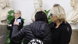 Una fan scatta un selfie con Maria De Filippi durante la camera ardente per Maurizio Costanzo