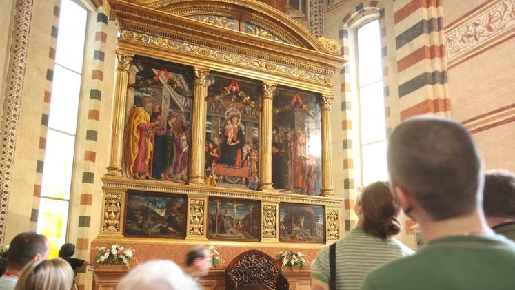 Visitatori nella chiesa di San Zeno della Pala di Andrea Mantegna