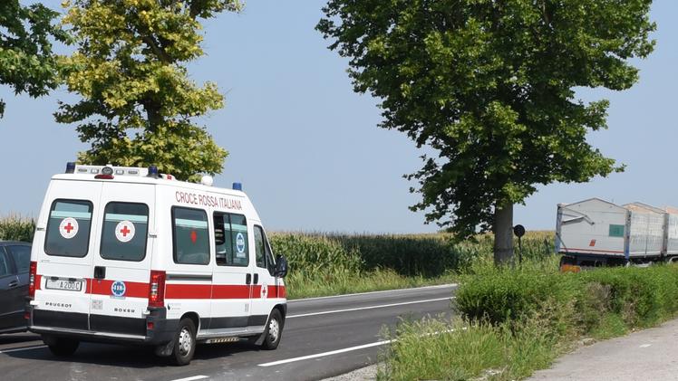 Un'ambulanza lungo via Cesare Battisti, dove è stato installato un autovelox