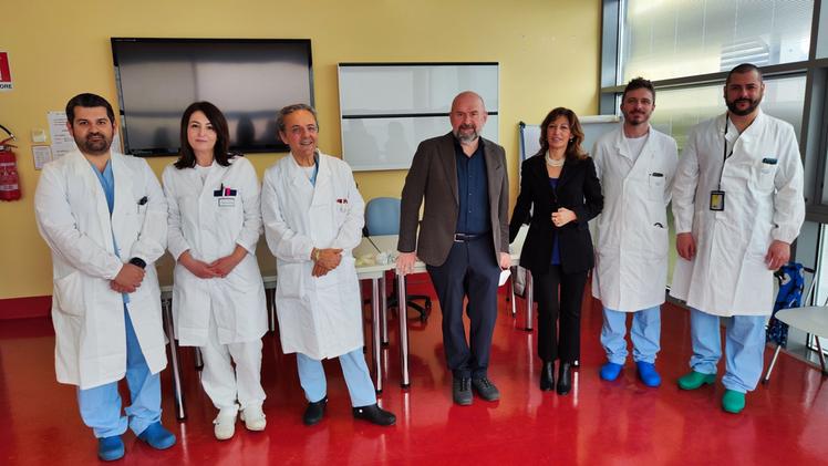 lLequipe di chirurgia vascolare, dell'ospedale di Borgo Trento, terzo da sx il direttore Gian Franco Velardi con il dg Callisto Bravi e la dirigente Carlucci