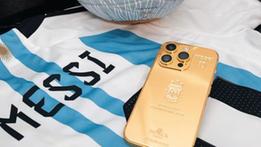L'iPhone con cover dorata, regalo di Messi ai compagni e allo staff per festeggiare la Coppa del Mondo