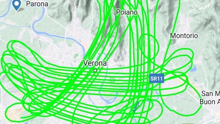 La traiettoria compiuta nei cieli di Verona dal misterioso velivolo