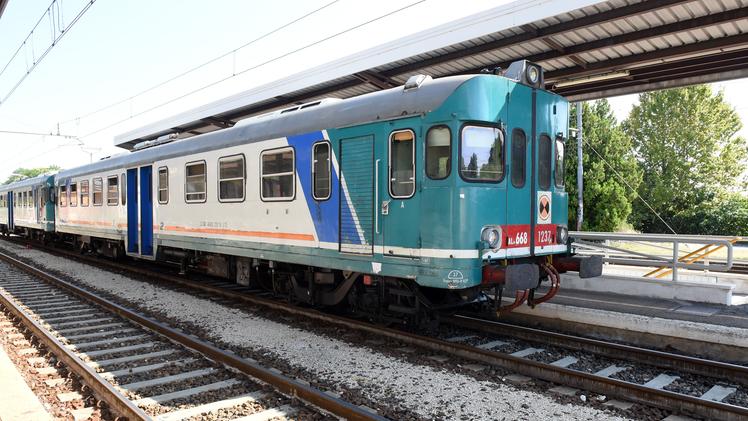 Treno alla stazione di Legnago: è atteso il passaggio di gestione della linea