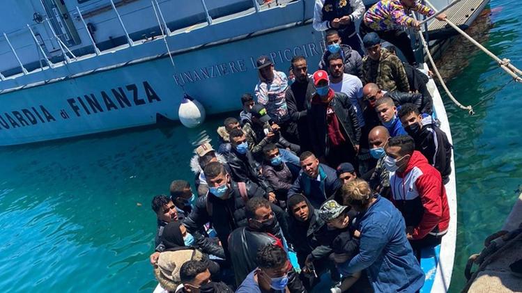 Soccorsi Un barcone carico di immigrati giunto nei pressi di Lampedusa e raggiunto dai soccorritori