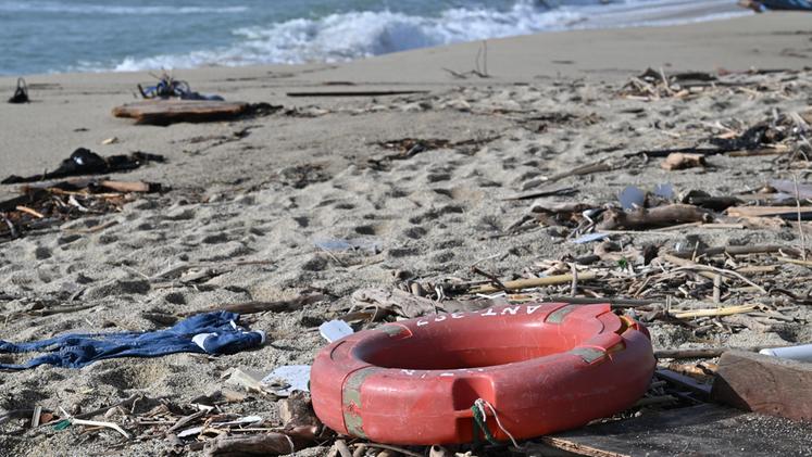 Quello che resta sulla spiaggia dopo il naufragio di migranti a Cutro