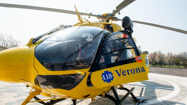 L'elicottero di Verona Emergenza è decollato per portare soccorso a un'escursionista ferita in territorio di Brenzone