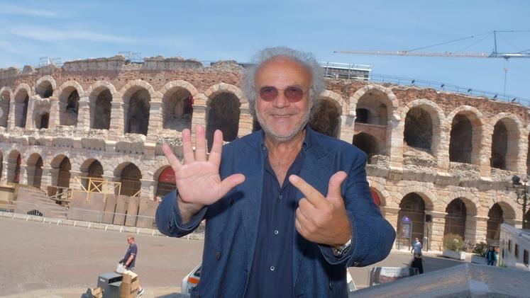 Jerry Calà davanti all'Arena: Verona è la sua città adottiva