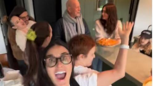 Un fermo immagine del video pubblicato da Demi Moore su Instagram. Bruce Willis ha festeggiato il compleanno con gli affetti più cari. L'attore soffre di una grave forma di demenza