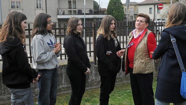 Il professor Carmelo Mastroeni davanti al busto di Laura alle CavalcaselleLa mamma di Laura con alcune studentesse durante la cerimonia DIENNE