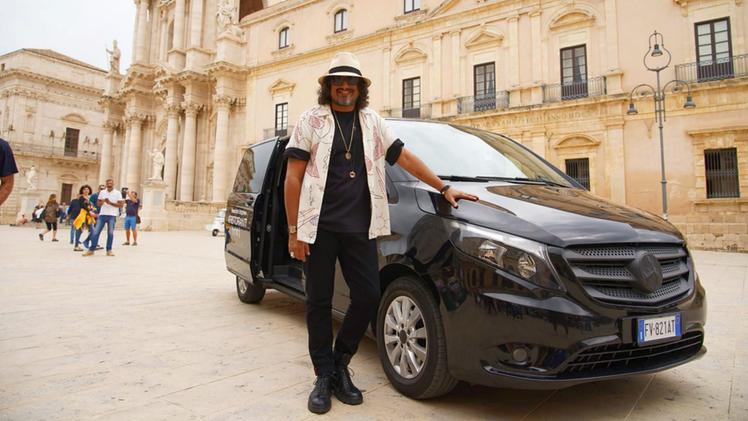 Alessandro Borghese: c’è grande attesa per l’arrivo a Bassano dello chef-conduttore con il suo van nero