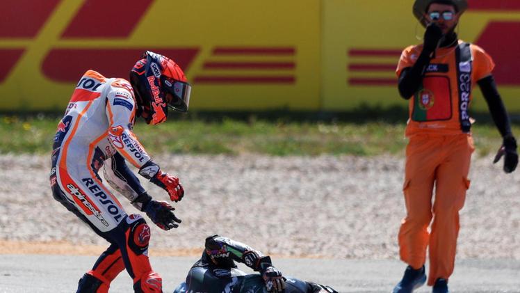 Francesco Bagnaia vince il Gp di Portogallo con la Ducati e festeggia sul podioMarc Marquez cerca di aiutare Miguel Oliveira dopo l’incidente