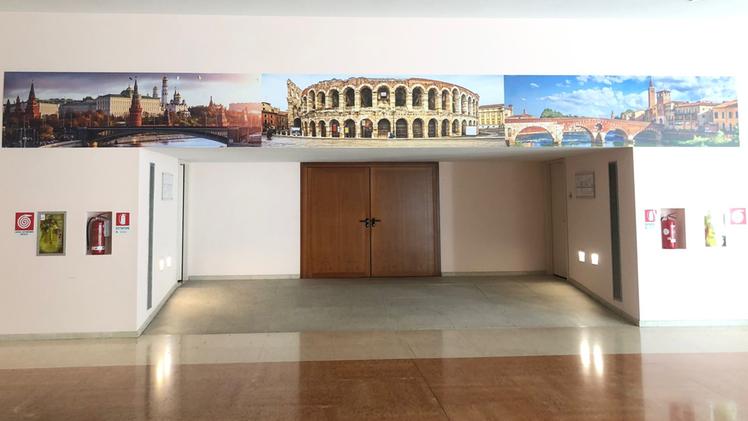 L'ingresso dell'auditorium della Gran Guardia di Verona. L'immagine a sinistra dell'Arena è una panoramica della capitale russa