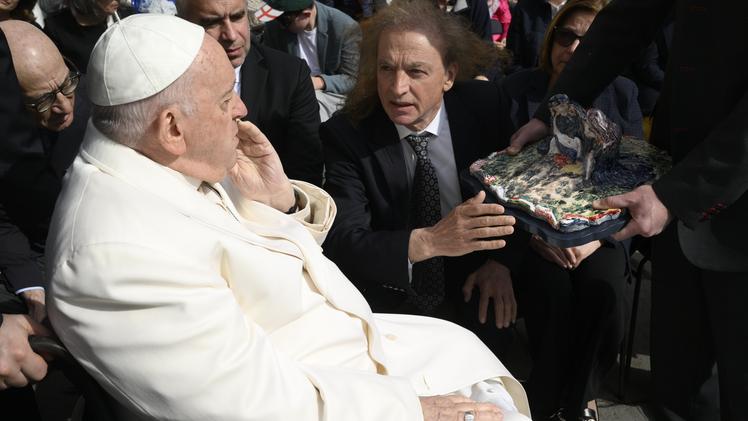 Il pittore Charlie consegna la sua opera a Papa Francesco