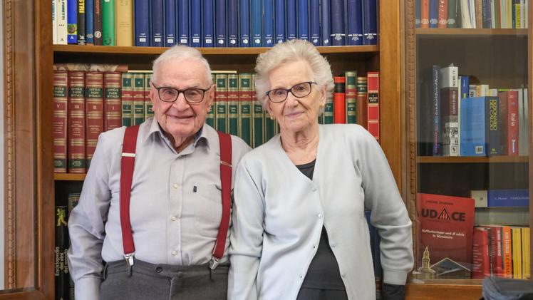 Dino Castellani, 94 anni, e la moglie Carla Cacciatori, 92, nella loro casa di via Albere. Si sposarono il 23 giugno 1956