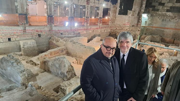 Il ministro della Cultura Sangiuliano (a sinistra) con il sottosegretario Gianmarco Mazzi in visita al sito archeologico sotto l'ex cinema Astra