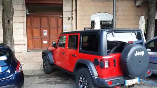 La jeep parcheggiata davanti al passo carrabile di Corso Porta Nuova