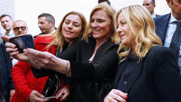 Il bagno di folla Giorgia Meloni, presidente del Consiglio, fa un selfie durante il suo giro nei padiglioni, tra incontri e visite a cantine FOTO MARCHIORI