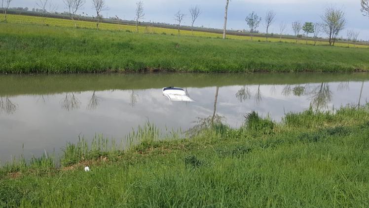 La Ford Fiesta su cui viaggiava la donna inabissata nelle acque del canale Menago a Cerea