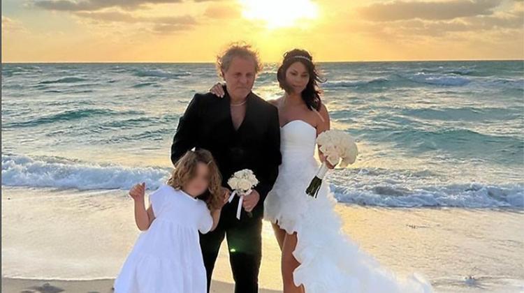 Arianna Alessi e Renzo Rosso con la loro bambina, unica presente alle nozze un anno fa