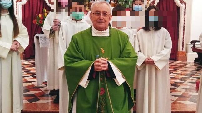 Monsignor Franco Coffetti è stato colpito da malore al termine della messa del Giovedì Santo celebrata nella chiesa di Castello