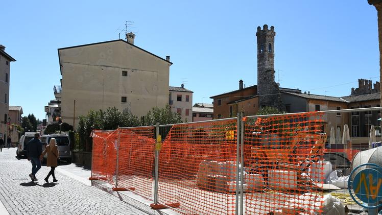 Lavori di sistemazione di piazza Bassani Raimondi: sarebbero dovuti terminare prima dell'avvio della stagione turistica FOTO PECORAIl cantiere in centro a Bardolino